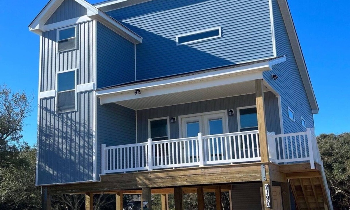 Carova Beach House | Perfect 3-bedroom house on 4x4 carova beach. 4x4 advised. Pets okay with a fee.