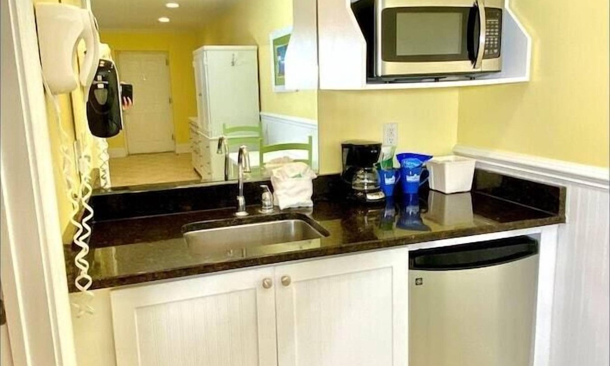 Atlantic Beach Hotel | Pet-friendly, 3 Blocks to Beach, Pool, #301