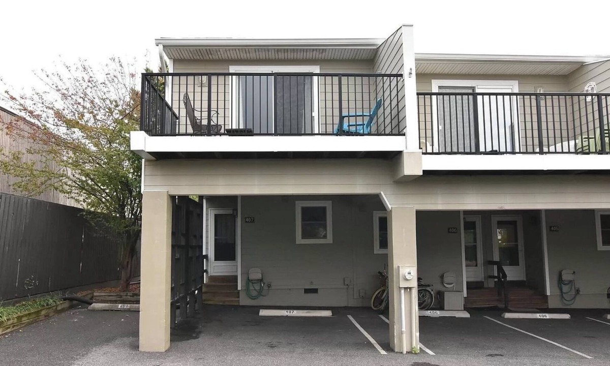 Country Club Estates House | Pet friendly town home, located in the center of Rehoboth.