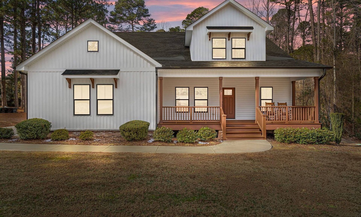 Pinehurst House | Pinehurst #6 Spacious 4 Bedroom Farmhouse with fast Wifi & Huge Deck w/Fireplace
