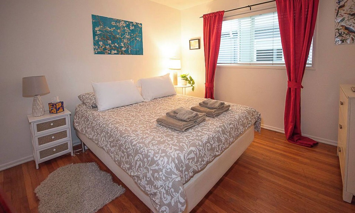 Wilshire Montana Apartment | Pretty Beach Apt with Carport and a Bike