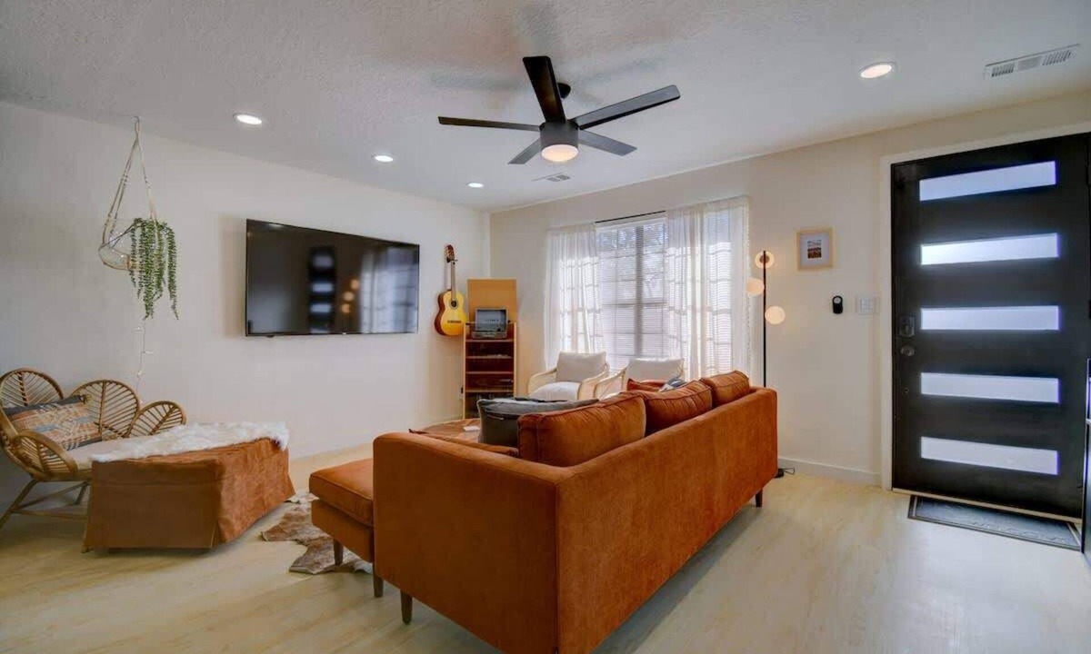 Barelas House | Prickly Pear@Cactus Flower+HOT TUB+No Pet Fee!