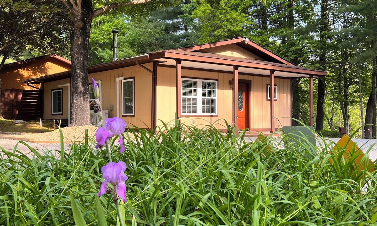 Arden Cottage | Private, secure and serene getaway at Oak Grove Cottage!
