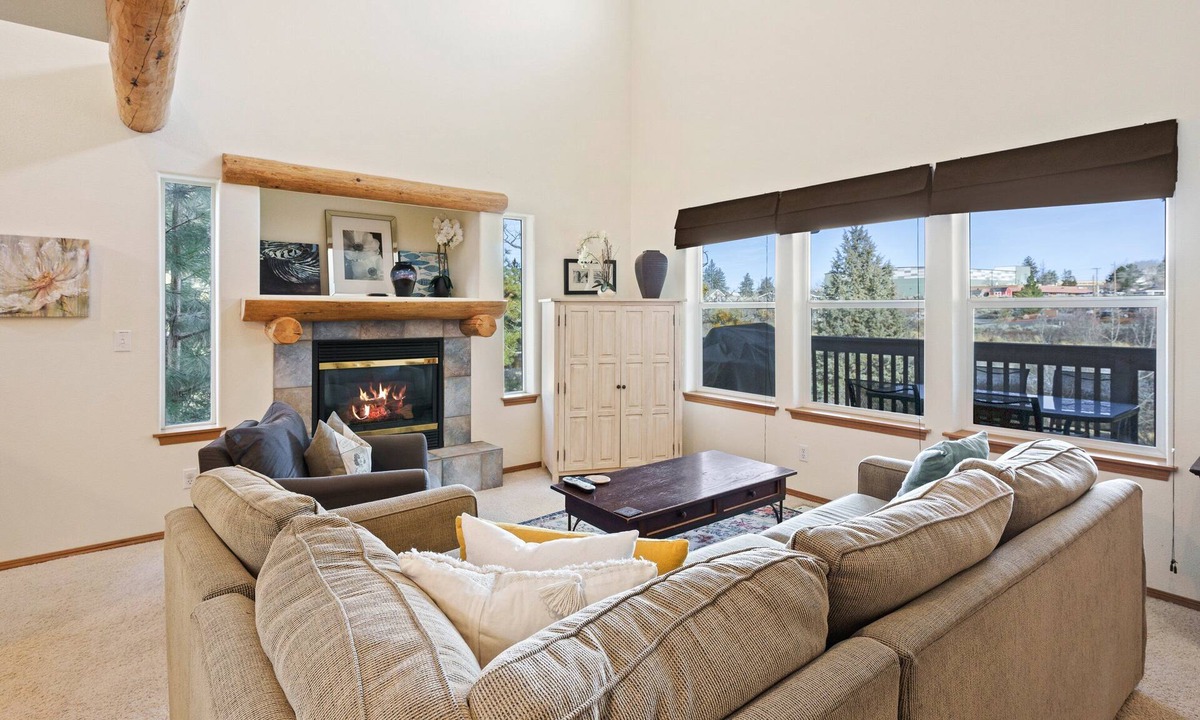 Awbrey Butte House | Quiet River - Beautiful Bend Townhouse - EV charger - Deschutes River in the back!