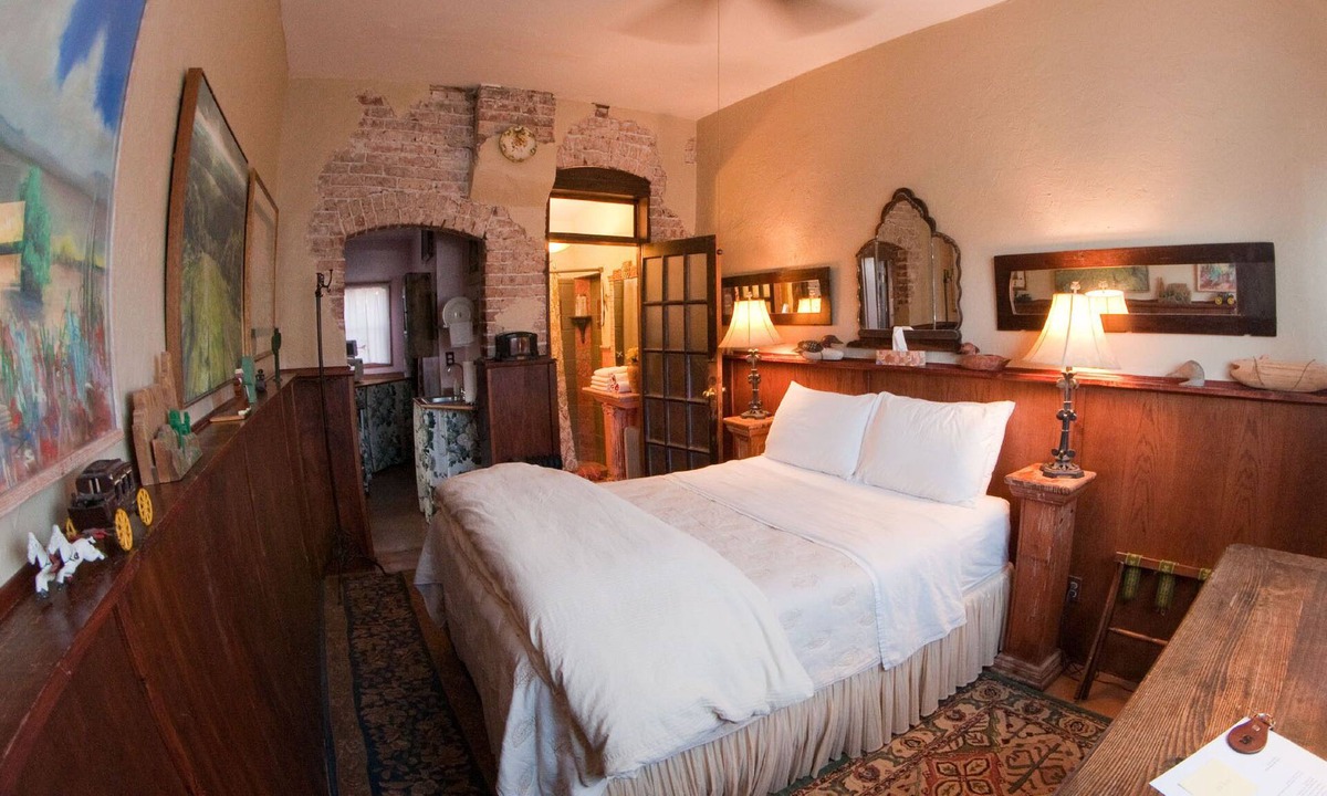 Duncan Hotel | Quiet room in historic hotel, with queen bed, attached bath and kitchenette.