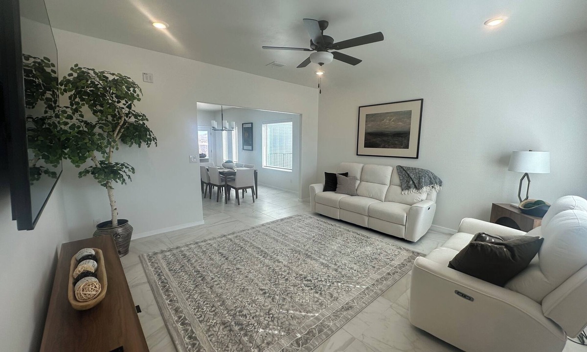Las Cruces House | Red Hawk Golf Courses. Spacious 4-bedroom house in beautiful Las Cruces with AC.