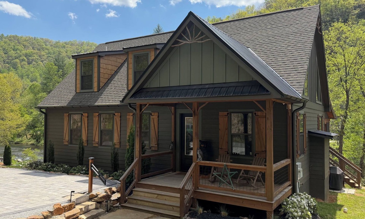 Cullowhee House | Relaxing riverfront house perfect for fly fishing and WCU family visits