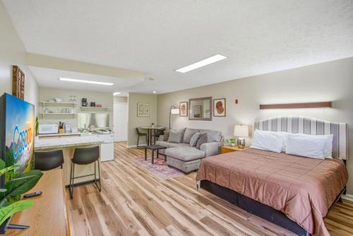Baneberry House | Relaxing Studio Sleeps 4 Near Golf & Douglas Lake