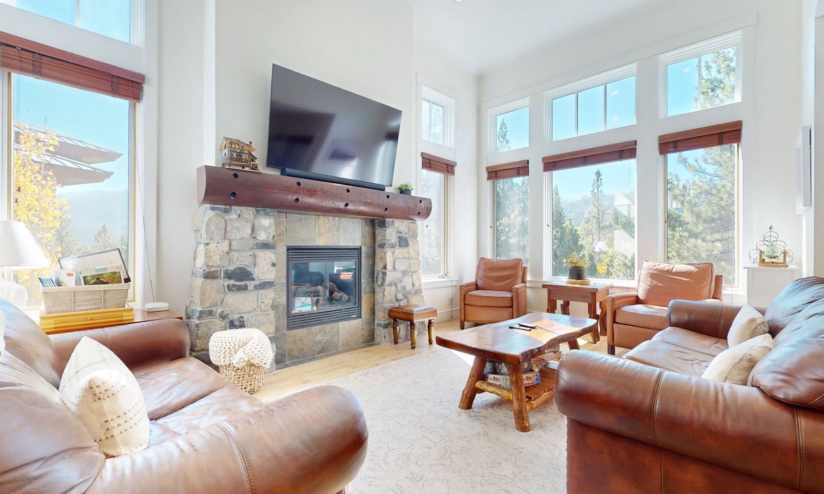 Mammoth Lakes House | Remodeled & Beautiful Home. Private Hot Tub & Gas Grill, Near Biking Trails