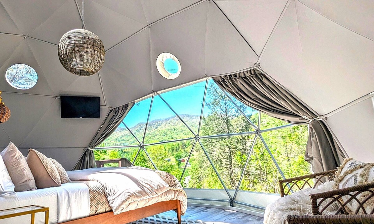 Sylva Apartment | Romantic mountain getaway in Luxury Geodome! HOTTUB! Natures Dome@SmokyMountain