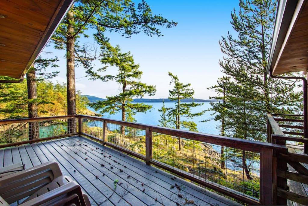 Eastsound House | Rustic Waterfront Cabin in Eastsound with Private Beach Access and Ocean Views