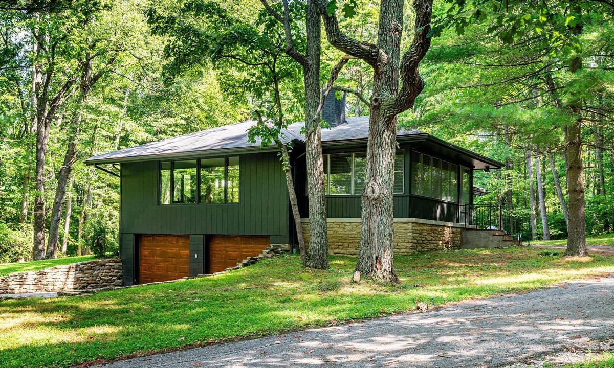 Helmsburg House | Secluded Cabin w/Private Pond, Fireplace & Game Room Near Nashville