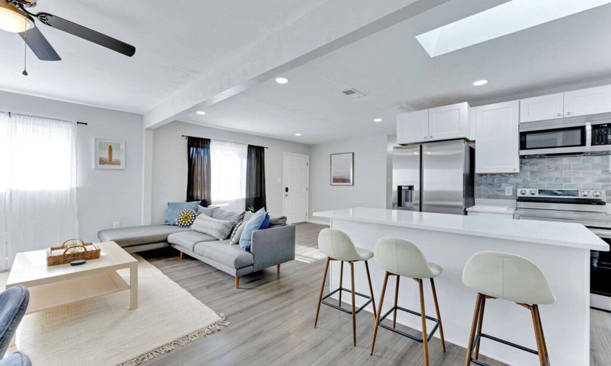 Northwest House | Spacious 3 Bedroom Virginia Beach Getaway – 30 + Night Stays