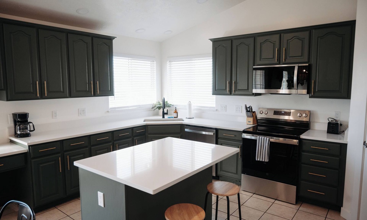 West Jordan House | Spacious 6BR 3BA Sleeps 16 Across from Large Park
