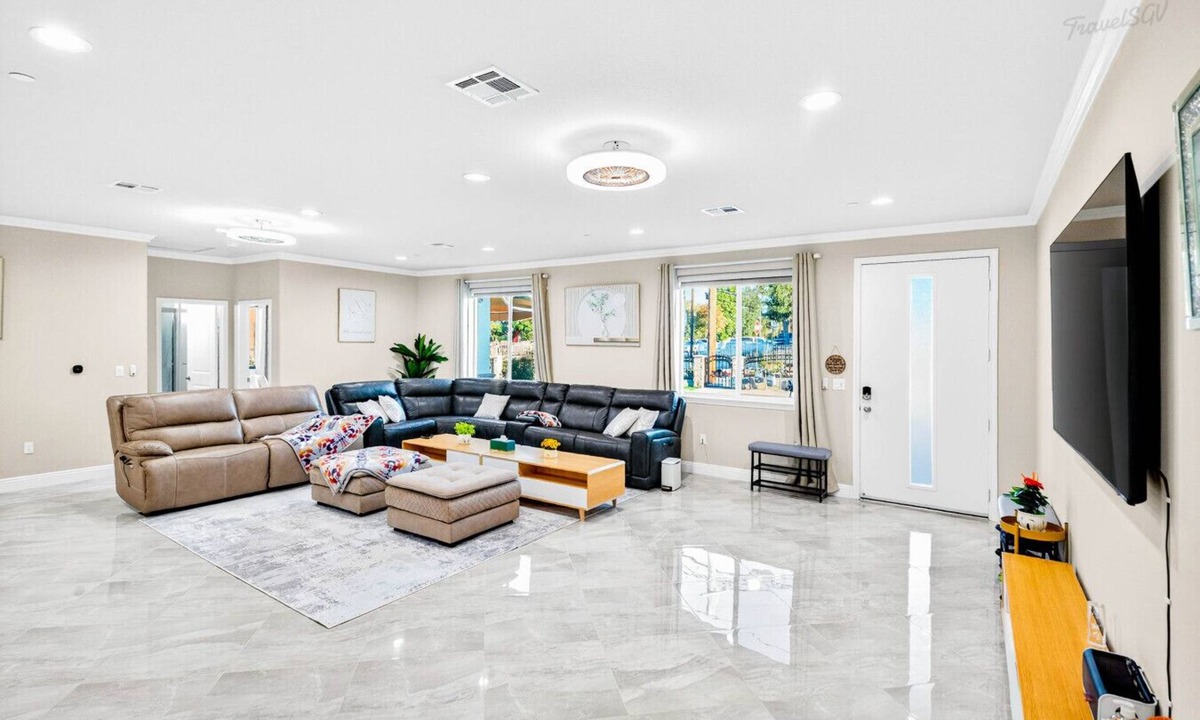 Bassett House | Spacious 6BR Stay + Parking + Near DTLA #TravelSGV
