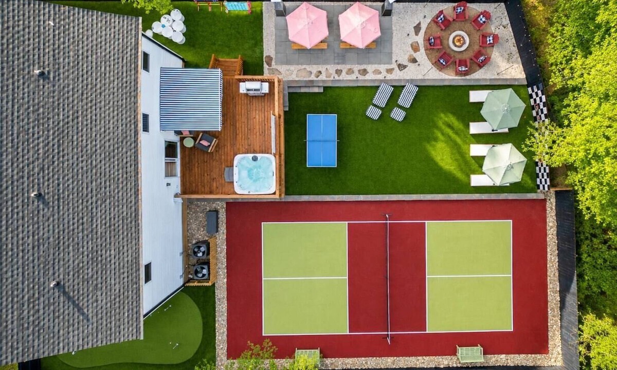 Charlotte House | The Charlotte Social - Hot Tub, Pickleball, Game Room, Movies, Golf, Games