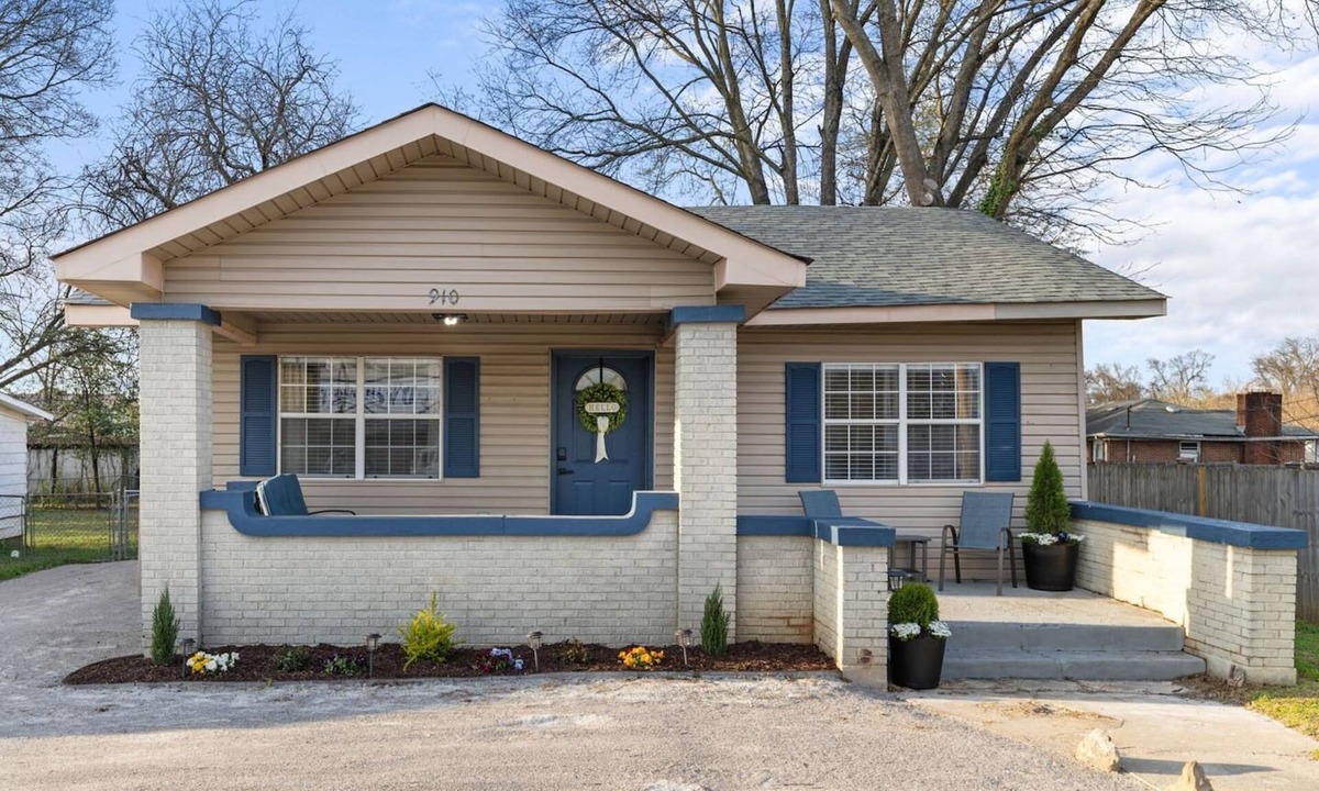 Florence House | The Cottage on College Street: Cozy 2BR house in Florence AL near UNA, McFarland