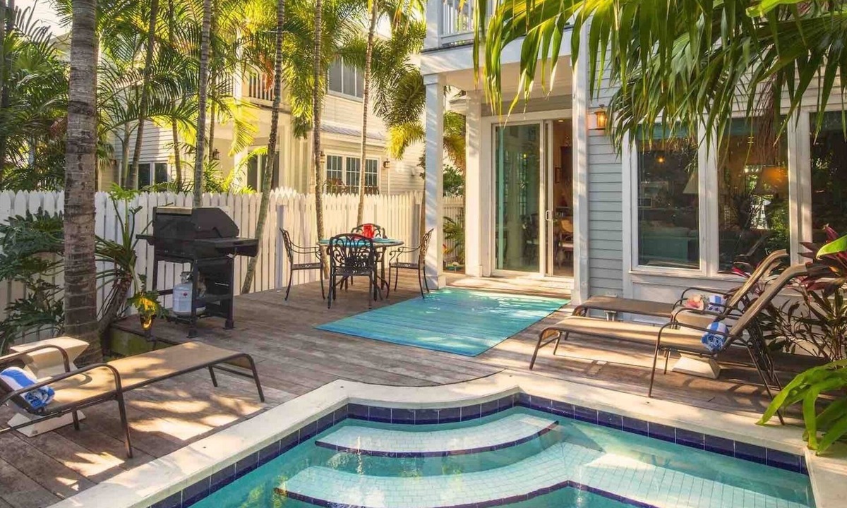 Old Town House | *THE SMILING IBIS @ OLD TOWN* Home & Pool + Last Key White Glove Service.