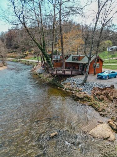Dillsboro Apartment | Tiny Bearadise - Riverfront Cabin, Deck, Fire Pit & Near the Smoky Mountains!