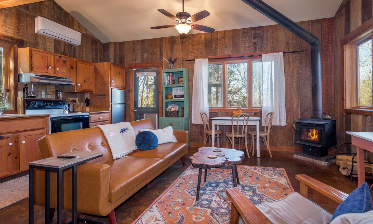 Marshall Cabin | Treetop Cabin w/Jetted Tub - Cozy Escape Near AVL