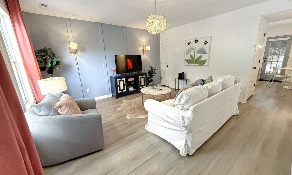 North Raleigh Villa | Vibrant Villa Green - 2 King Beds Pets Park Nearby