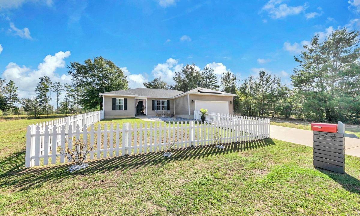 De Funiak Springs House | Visit historic Defuniak Springs! Beautiful country home, 40 minutes to beaches!