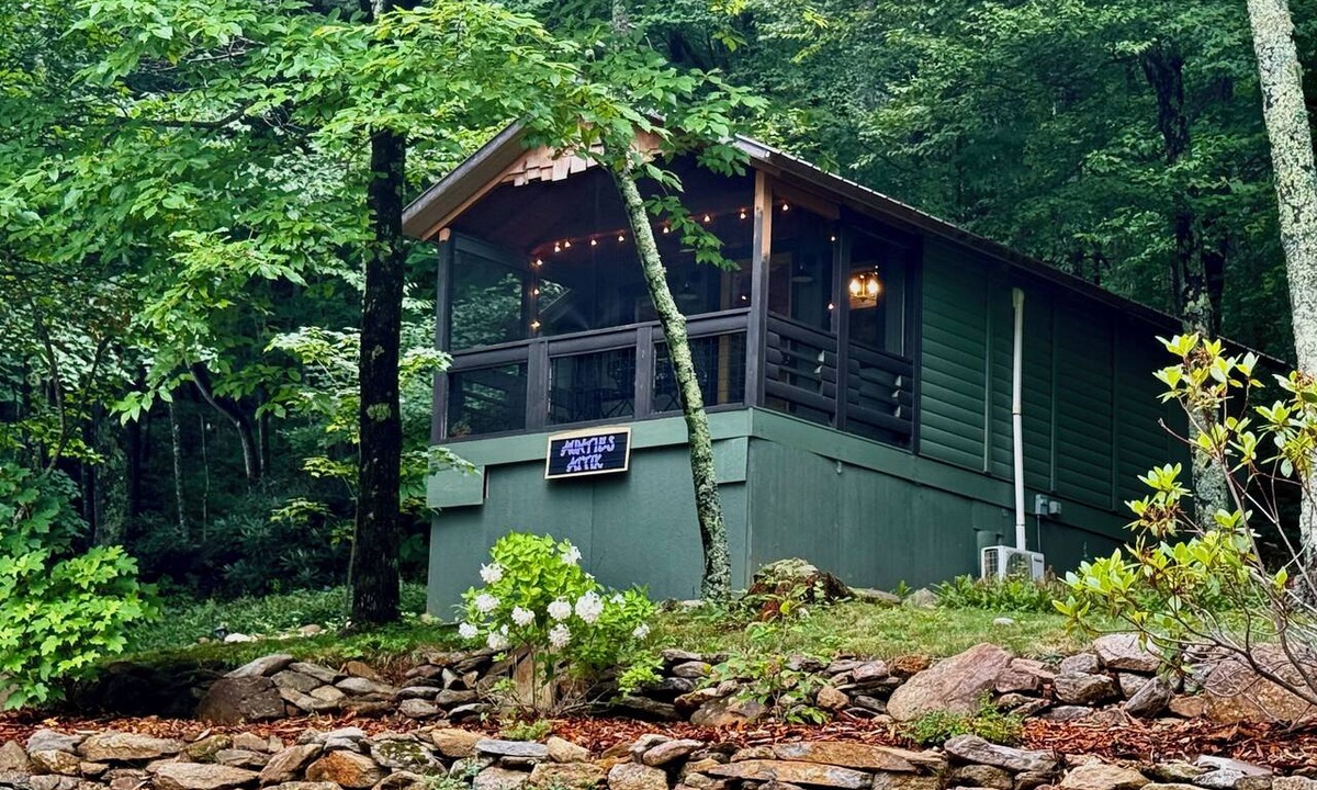 Laurel Ridge Cabin | Welcome to Black Mountain Stomping Ground's Auntie's Attik w Mtn Views/porch