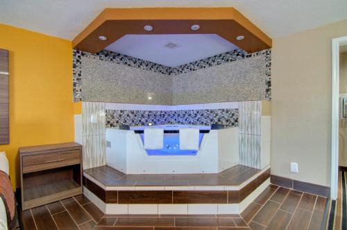 Clinton Hotel | Westbridge Inn & Suites