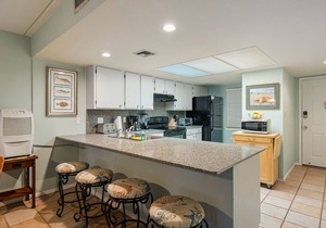 Adorable Ground Floor Condo with Heated Pool, Hot Tub, Tennis Court & Direct Beach Access!