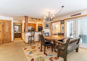 Beautiful Mountain Views, Next to Keystone Lake, Steps to Shops and Dining