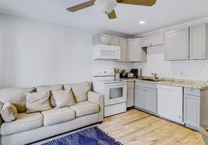 Charming second-floor condo with shared pool & picnic area - walk to the beach