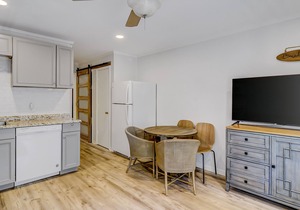 Charming second-floor condo with shared pool & picnic area - walk to the beach