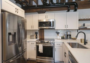 TB309 ~ Unique Flat w/Elevator ~ 1865 Club/Bar On Site ~ Pool ~ 2 Miles to Broadway ~ Free Parking