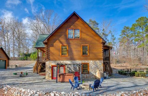 Mount Gilead House | 1 Mi to Lake Tillery: Outdoor Retreat w/Hot Tub!
