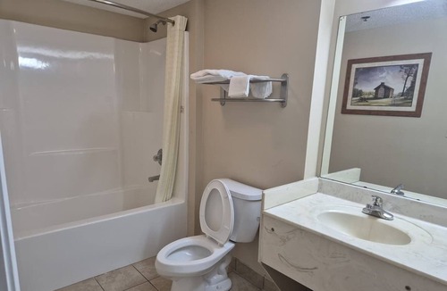 Chickamauga Hotel | 2 Comfortable King Rooms Ideal for Exploring Nearby Chickamauga Highlights