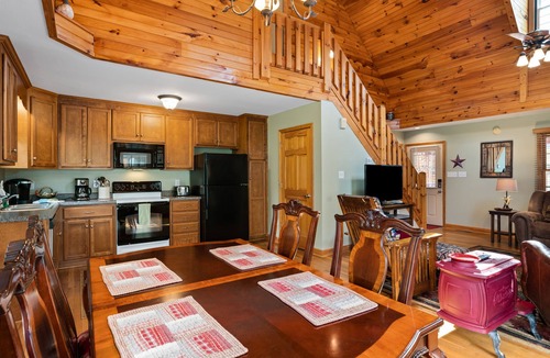Maggie Valley Cabin | 2 Master Suites - Clean - Cozy - WiFi - Elk - Covered Porch - ezAccess - 5 Stars