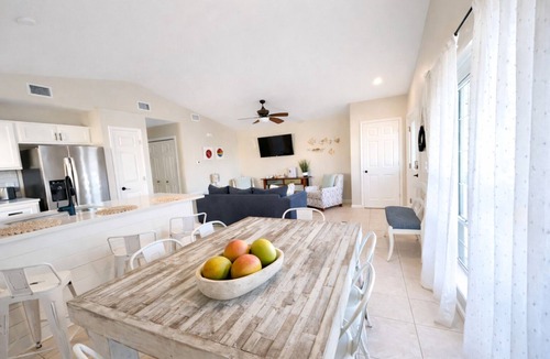 Treasure Cove House | 2 Minutes Toes in Sand - Beach - Emerald Waters - Sunsets - Lagoon
