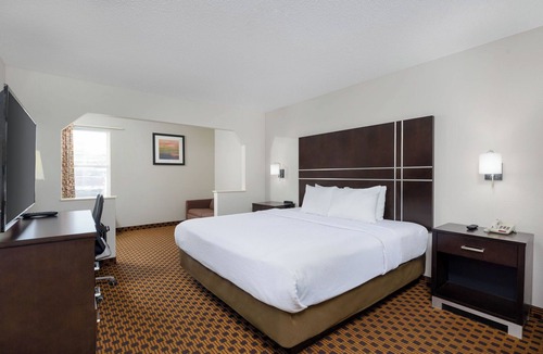 Graysville Hotel | 2 Separate Hotel Bedrooms with 2 Queen Beds in each room with attached bathroom