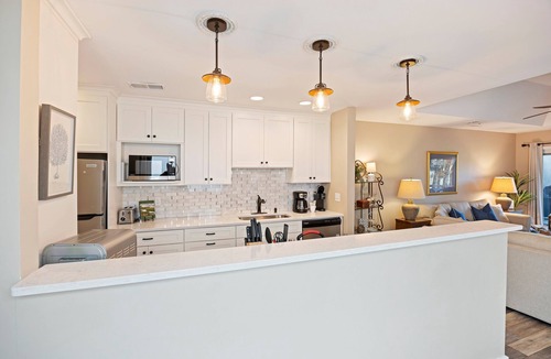 West Beach House | 2BR Kiawah Cottage! Golf Views, Pool Access, Walk to Beach! GUEST FAVORITE!