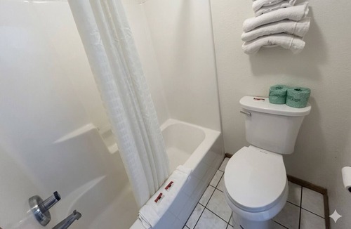 Greenville Hotel | 3 Accommodations for Big Groups near Greenville Public Library | Free Parking