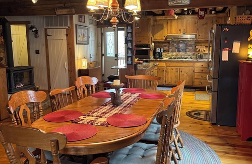 Lackey Cabin | 3-bedroom log cabin in historic triangle of Yorktown/Williamsburg/Jamestown