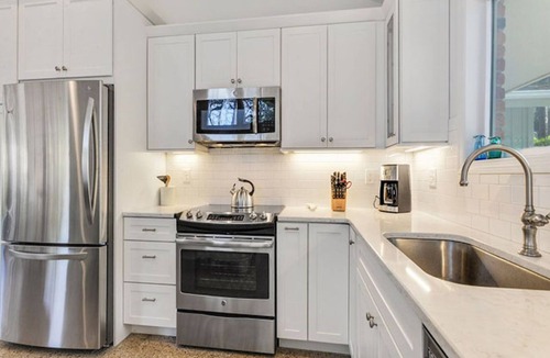 Hilton Head Island House | 3 BEDROOM LUXURY HOME PET FRIENDLY. 1-2 MINUTE WALK TO THE BEACH