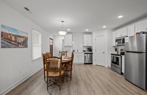 Salisbury House | 3BR Walkable Downtown Retreat ~ King Bed + Porch