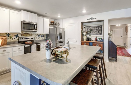 Piney Green House | 6 Mi to Camp Lejeune! Family Home w/Koi Pond