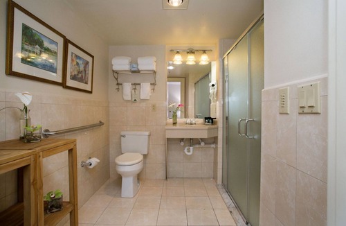 Country Club Estates Hotel | Accessible King Room | Roll-In Shower & Wi-Fi