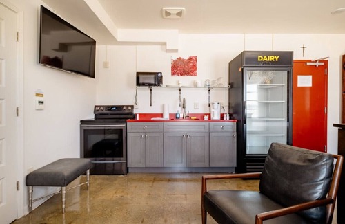 Tuscaloosa Apartment | Alabama Boutique Hotel: #8 Pinball, kitch, sleep 4