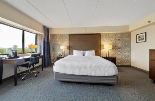 South Loop Apartment | Amenity Rich Spacious King Suite