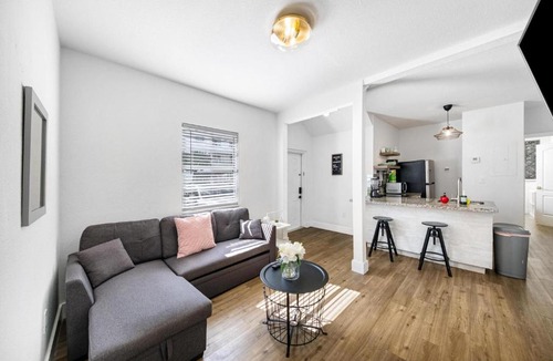 Mid Beach Apartment | Art Deco Escape Steps to Ocean & Free Parking