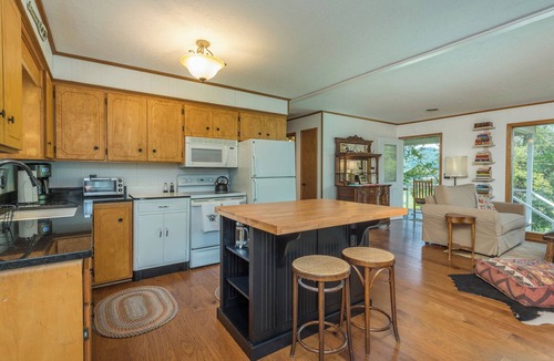 Burnsville Cottage | Barnview Cottage~Mtn View & Fire Pit~ Grill, WiFi, Private~3 Mins to Burnsville!