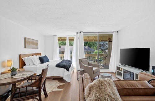 Daphne Condo | Bay Getaway, Cozy Studio Condominium in Daphne, AL - Sleeps 2 - Near Interstate
